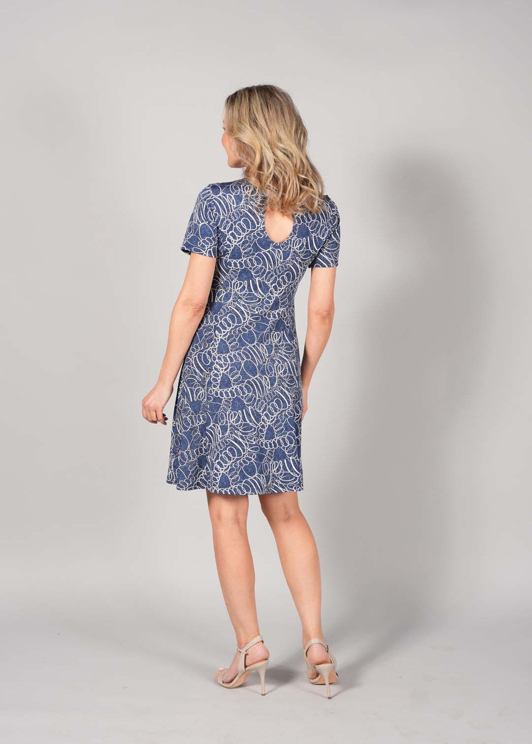 ROBE À MANCHES CAPUCHONS COL ROND AVEC FENTE