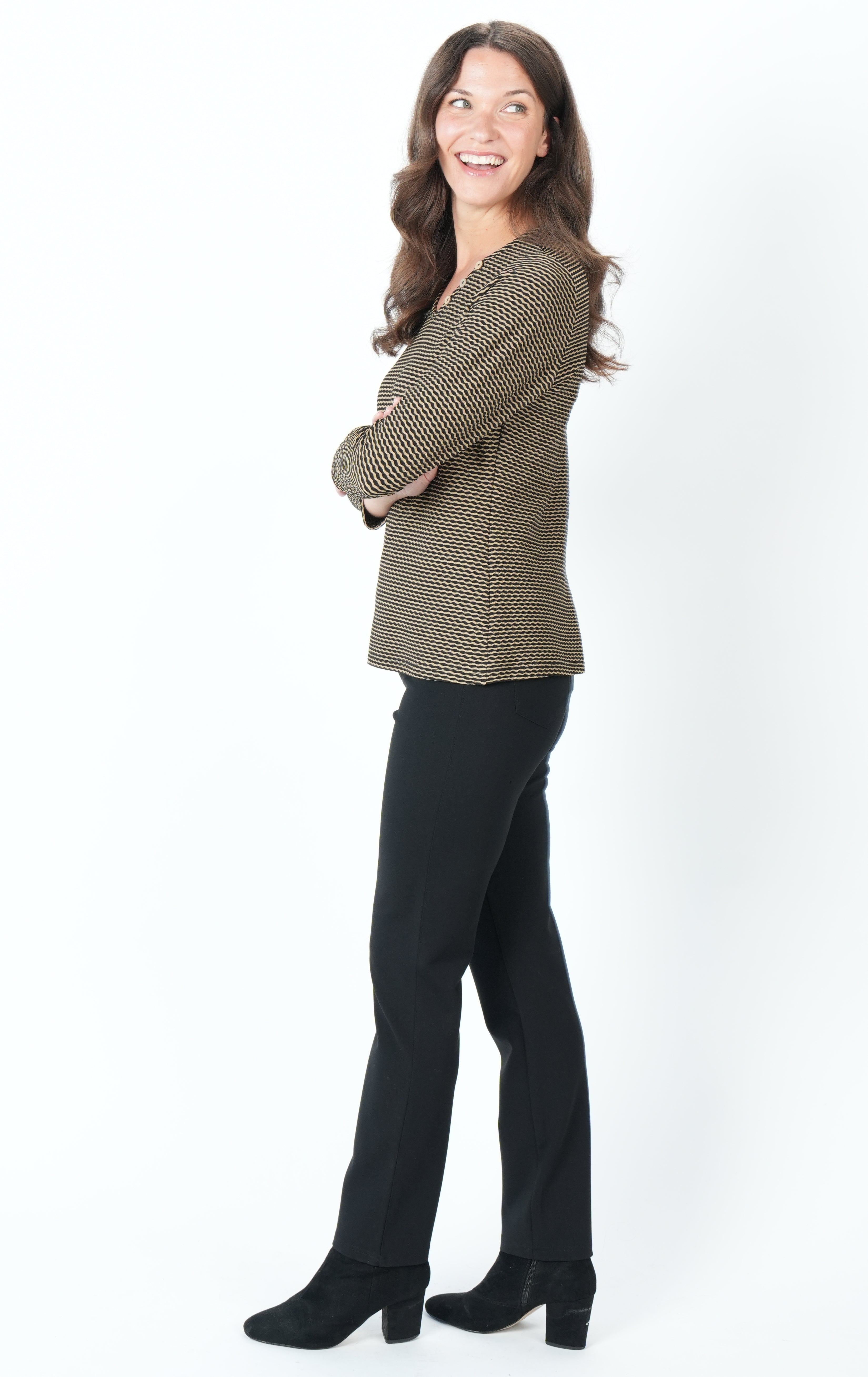 3/4 SLEEVE TOP WITH V-NECK AND BUTTONS