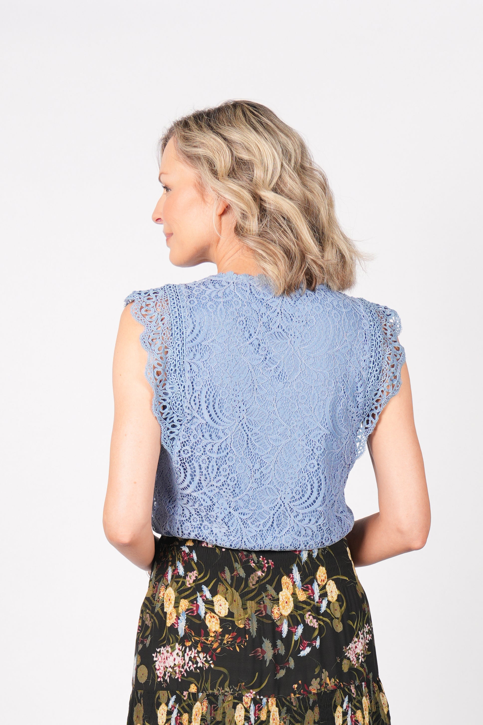 HAUT SANS MANCHES EN CROCHET