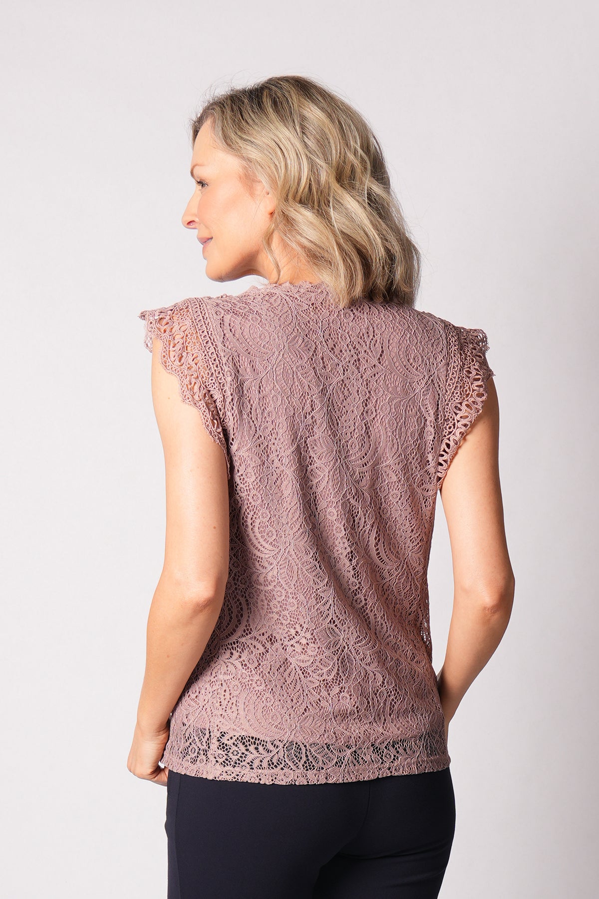 HAUT SANS MANCHES EN CROCHET