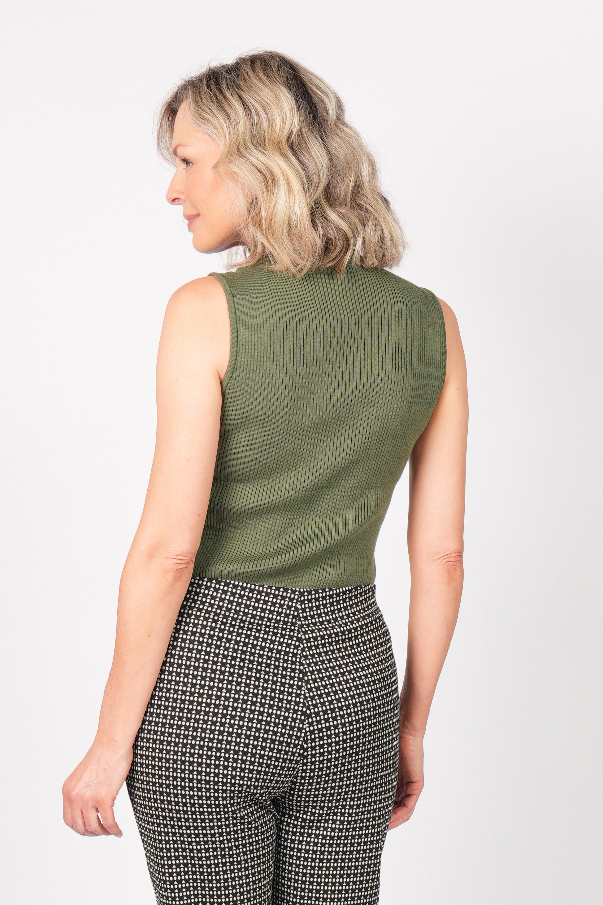 PULL À COL MONTANT SANS MANCHES