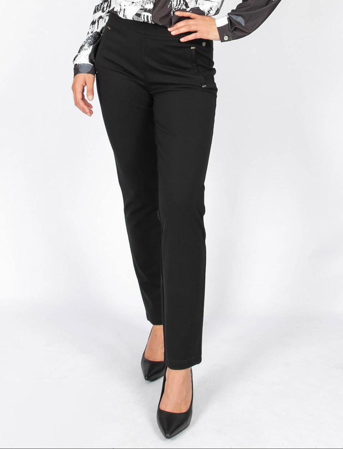 Pantalon ponte  noir de la nouvelle collection Linea Domani, 68% rayon, 27% nylon, 5% spandex, avec poches passepoilées. En solde chez boutiques Marise.