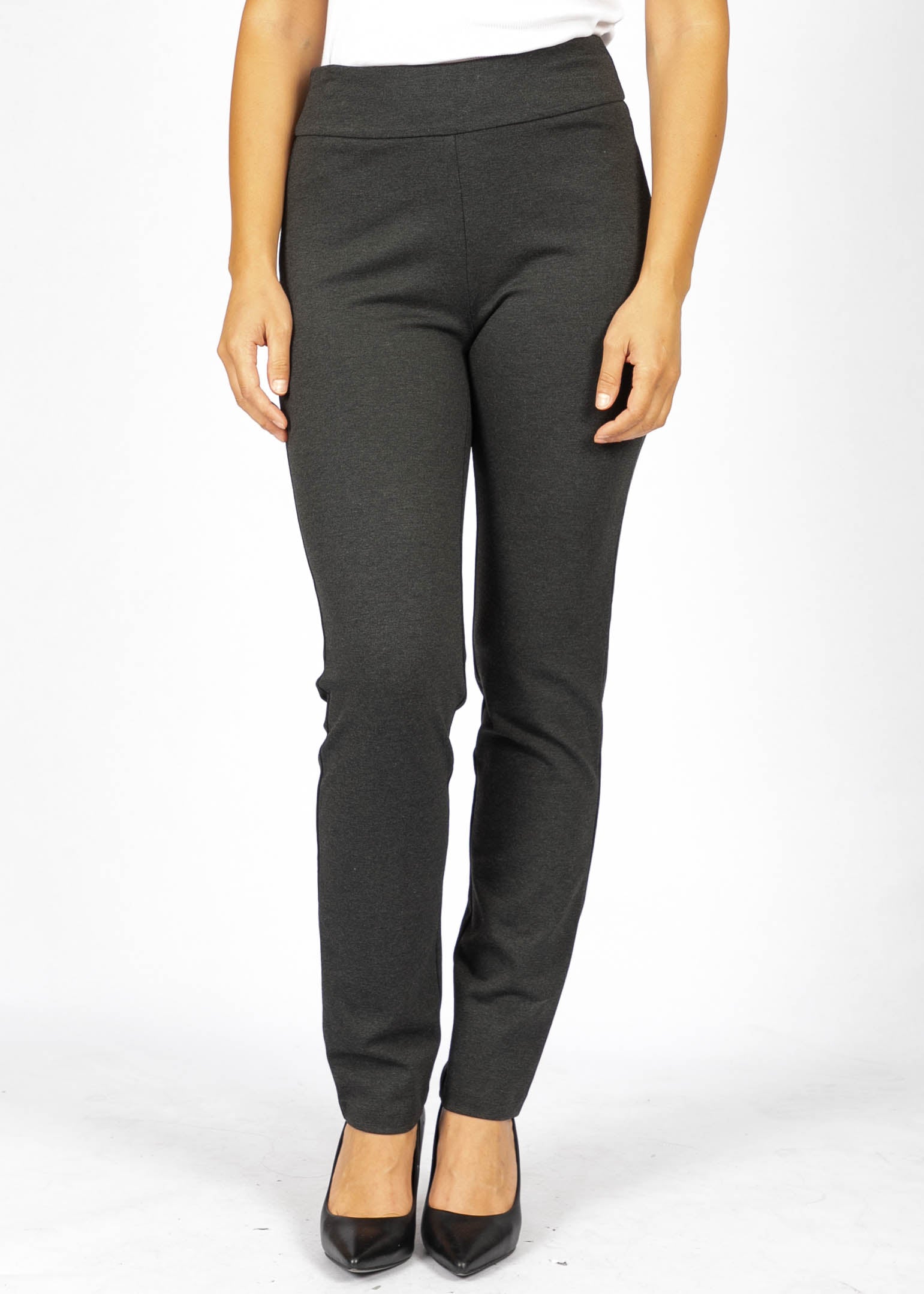 Pantalon gris en tissu extensible, 68% rayonne, 27% nylon, 5% spandex, modèle petite 28&quot; de la collection Linea Domani chez Boutiques Marise.