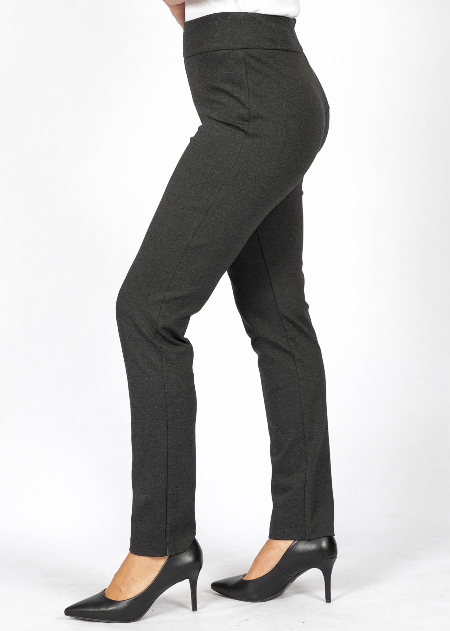 Pantalon gris en tissu extensible, 68% rayonne, 27% nylon, 5% spandex, modèle petite 28&quot; de la collection Linea Domani chez Boutiques Marise.
