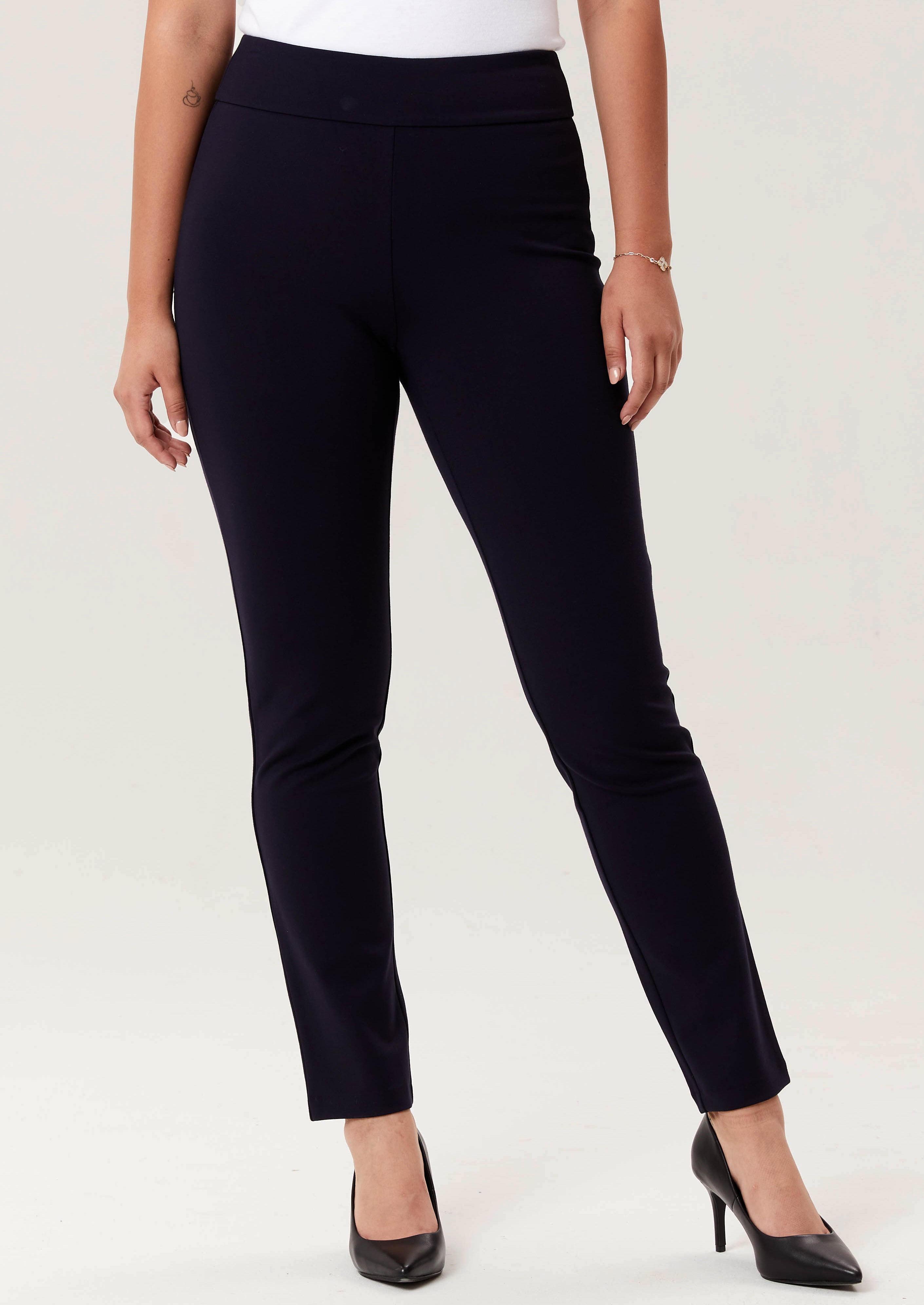 Pantalon bleu marine en tissu extensible, 68% rayonne, 27% nylon, 5% spandex, modèle petite 28&quot; de la collection Linea Domani chez Boutiques Marise.