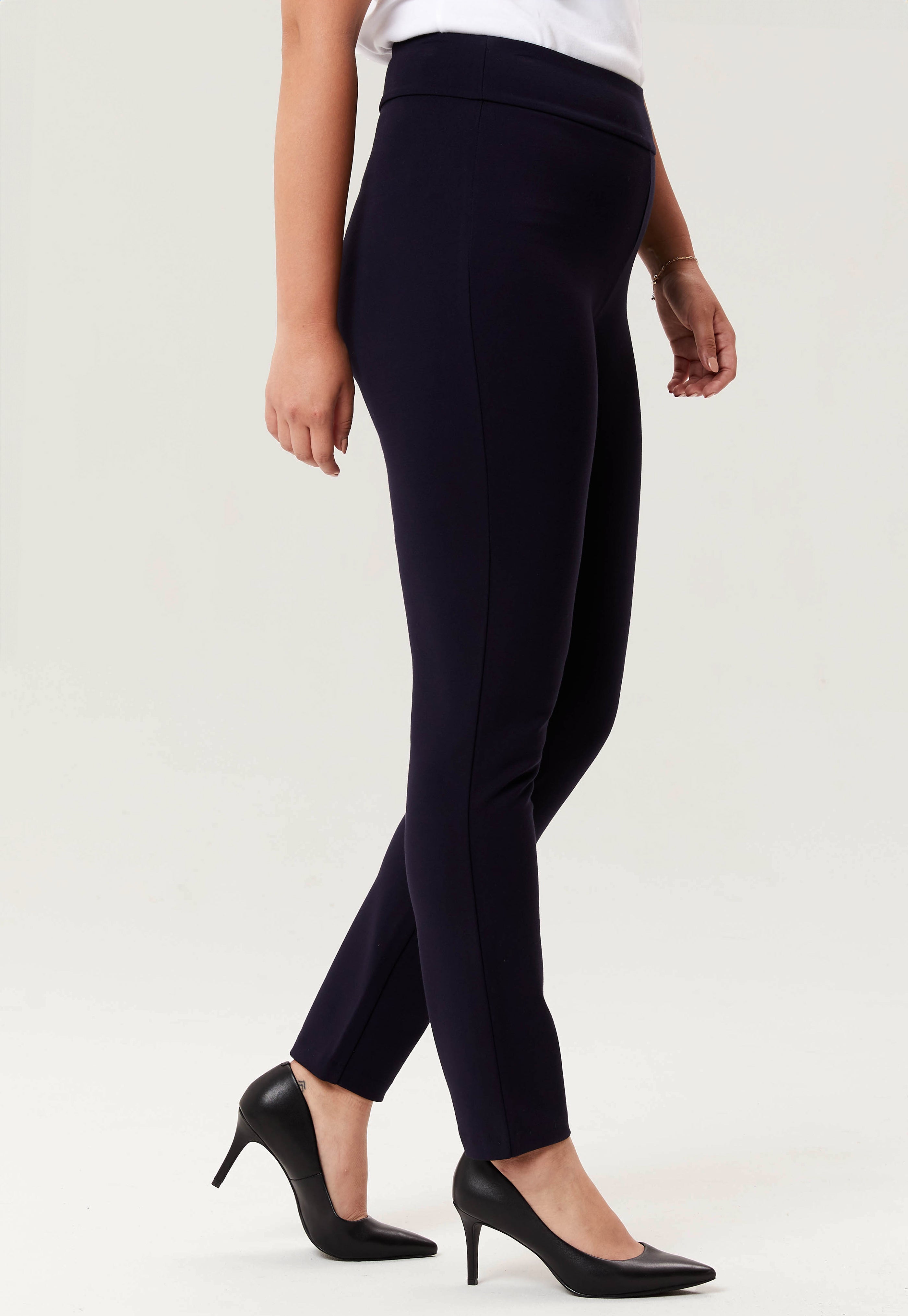 Pantalon bleu marine en tissu extensible, 68% rayonne, 27% nylon, 5% spandex, modèle petite 28&quot; de la collection Linea Domani chez Boutiques Marise.
