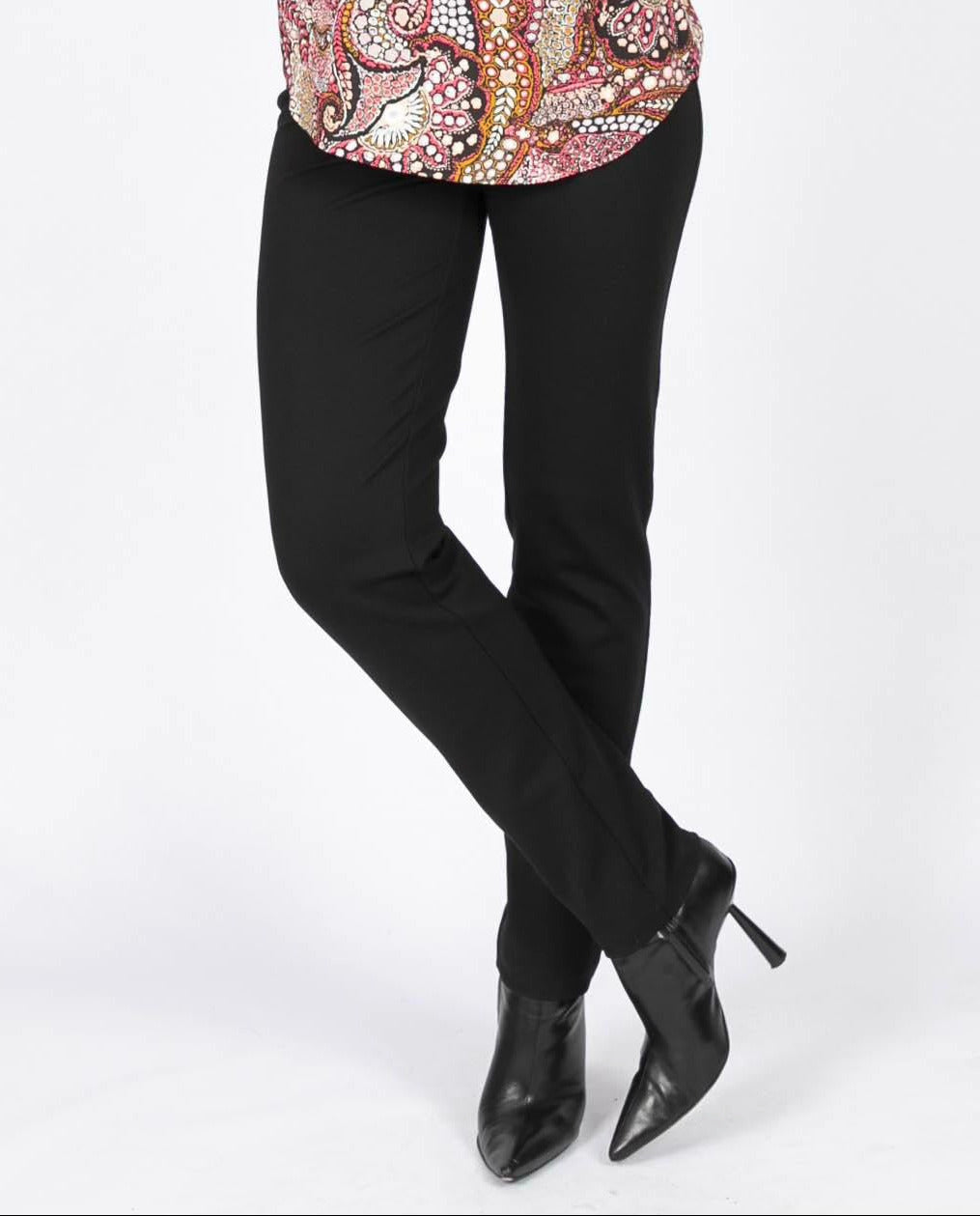 Pantalon ponte basic régulier 31" noir de la nouvelle collection Boutiques Marise, en 68% rayon, 27% nylon et 5% spandex.