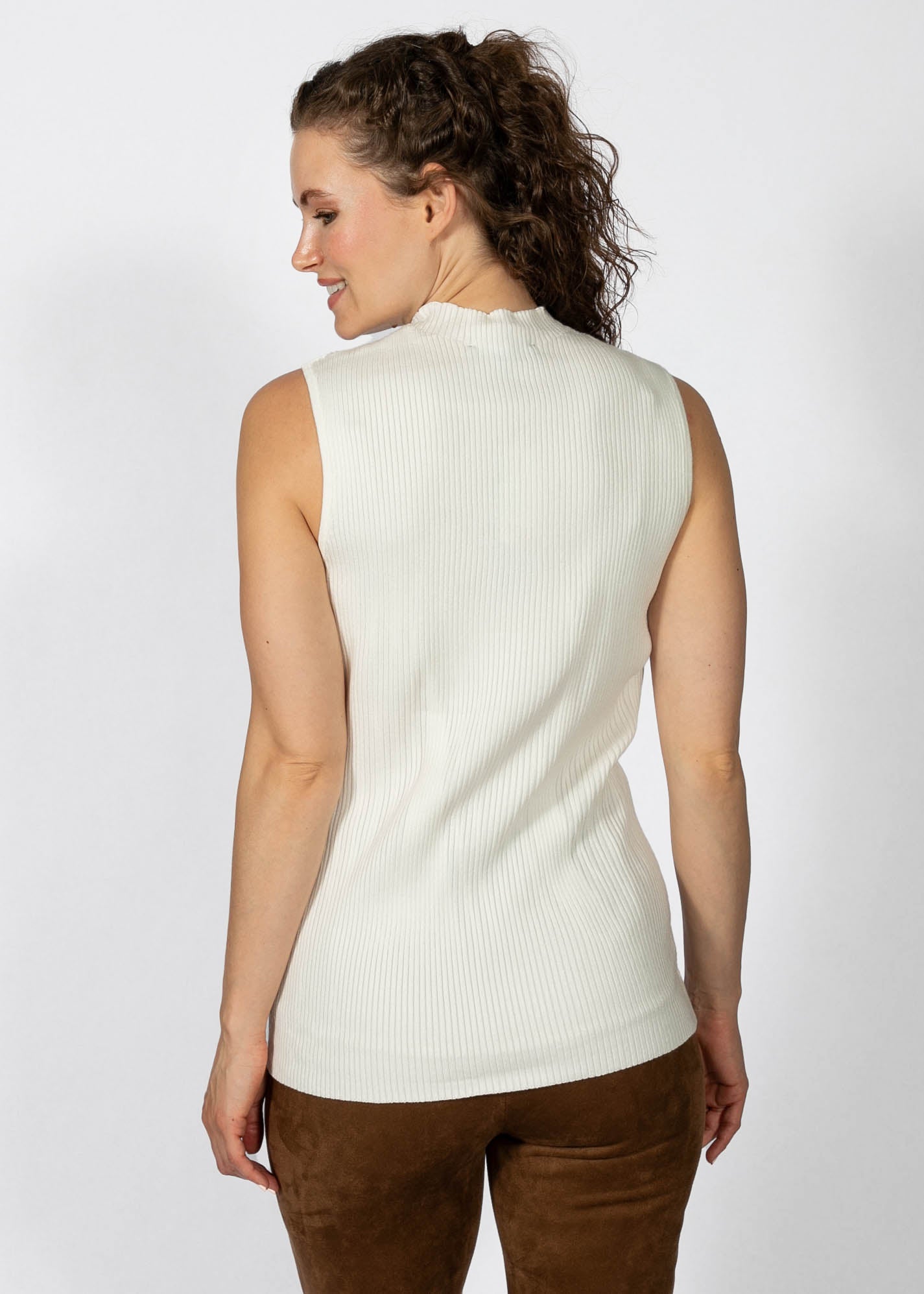SLEEVELESS HIGH-NECK SWEATER 