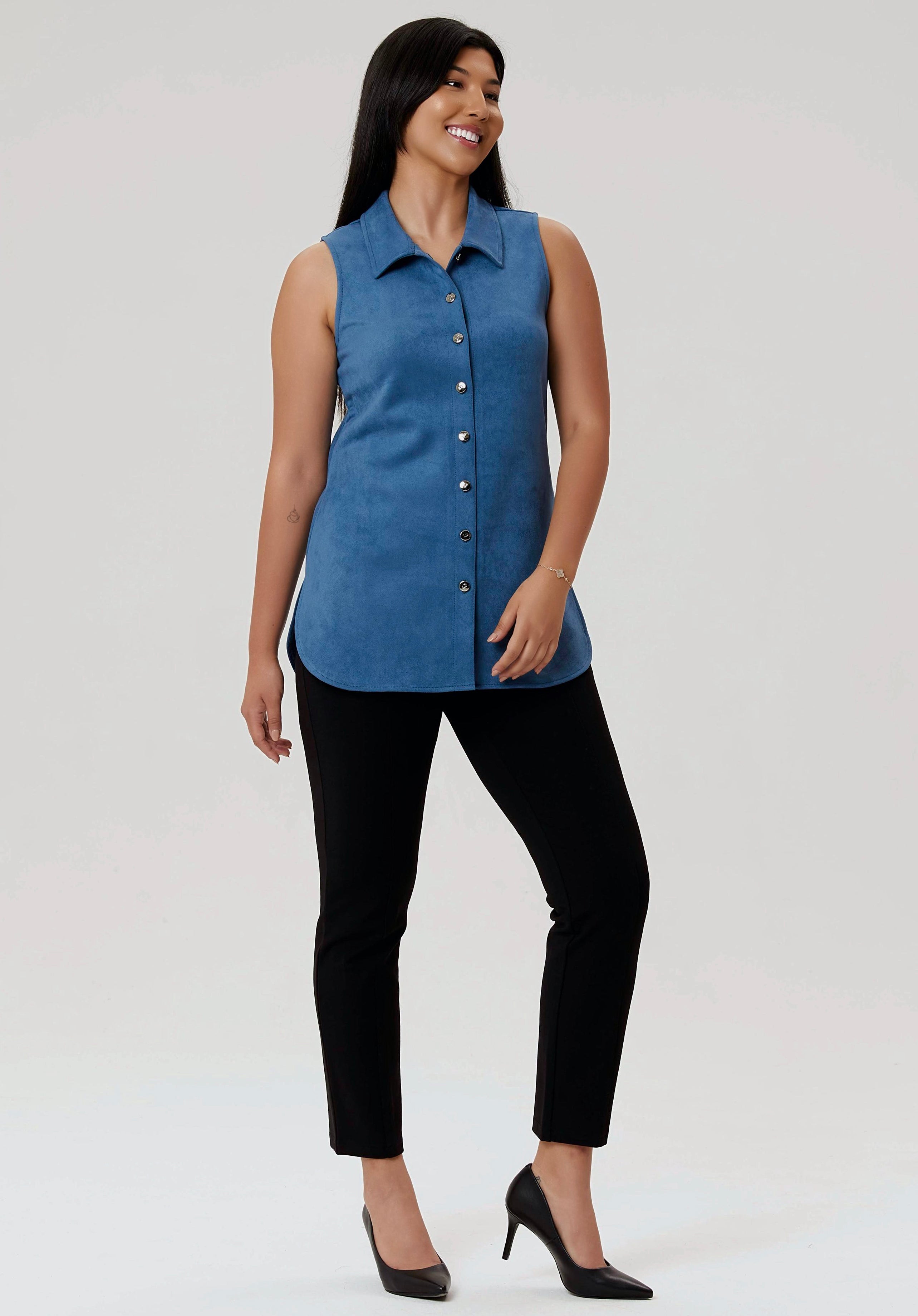 Pantalon slim bleu marine en tissu extensible, composé de 68% de rayonne, 27% de nylon et 5% de spandex,  de la collection Linea Domani chez Boutiques Marise.