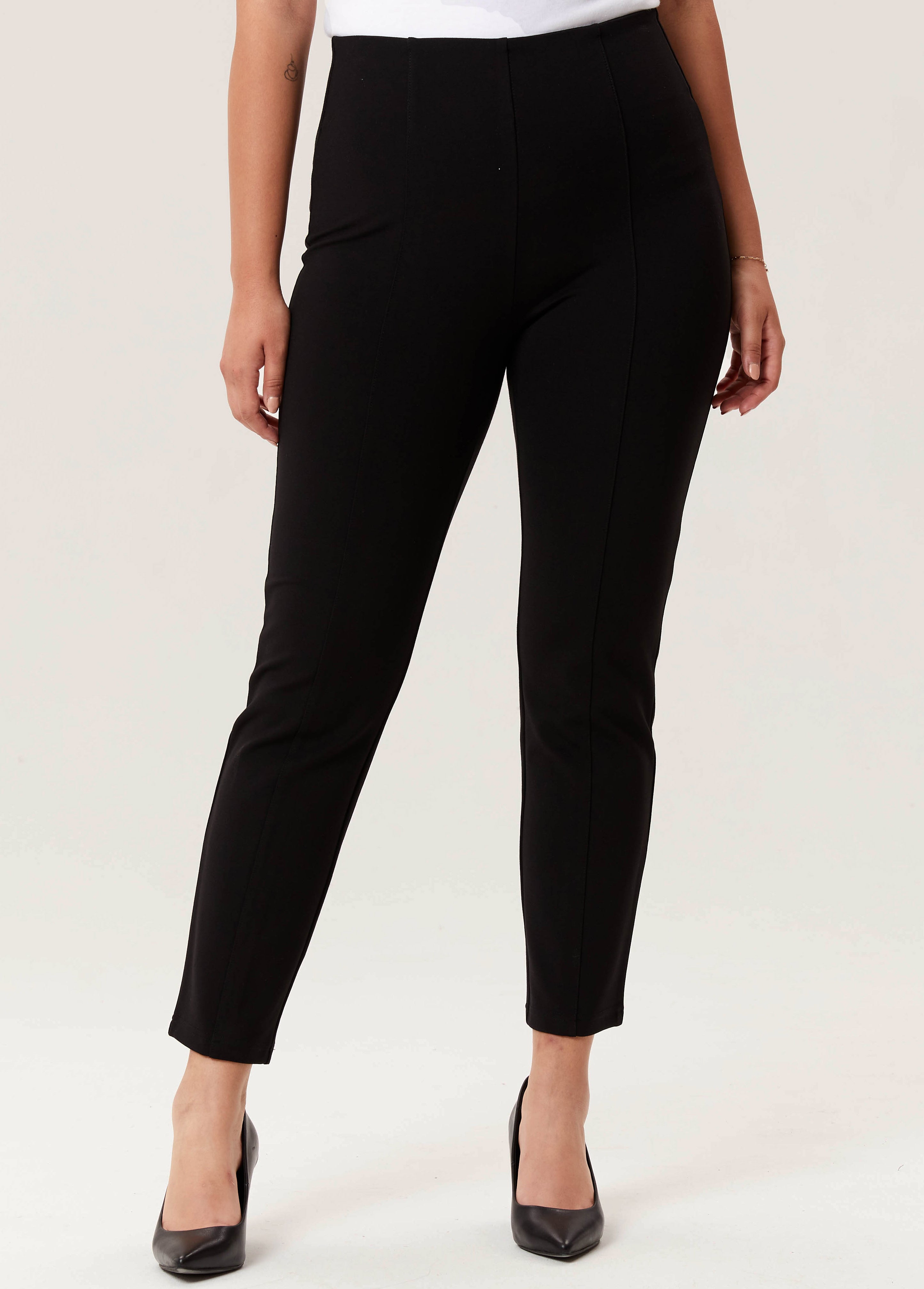 Pantalon slim noir en tissu extensible, composé de 68% de rayonne, 27% de nylon et 5% de spandex,  de la collection Linea Domani chez Boutiques Marise.