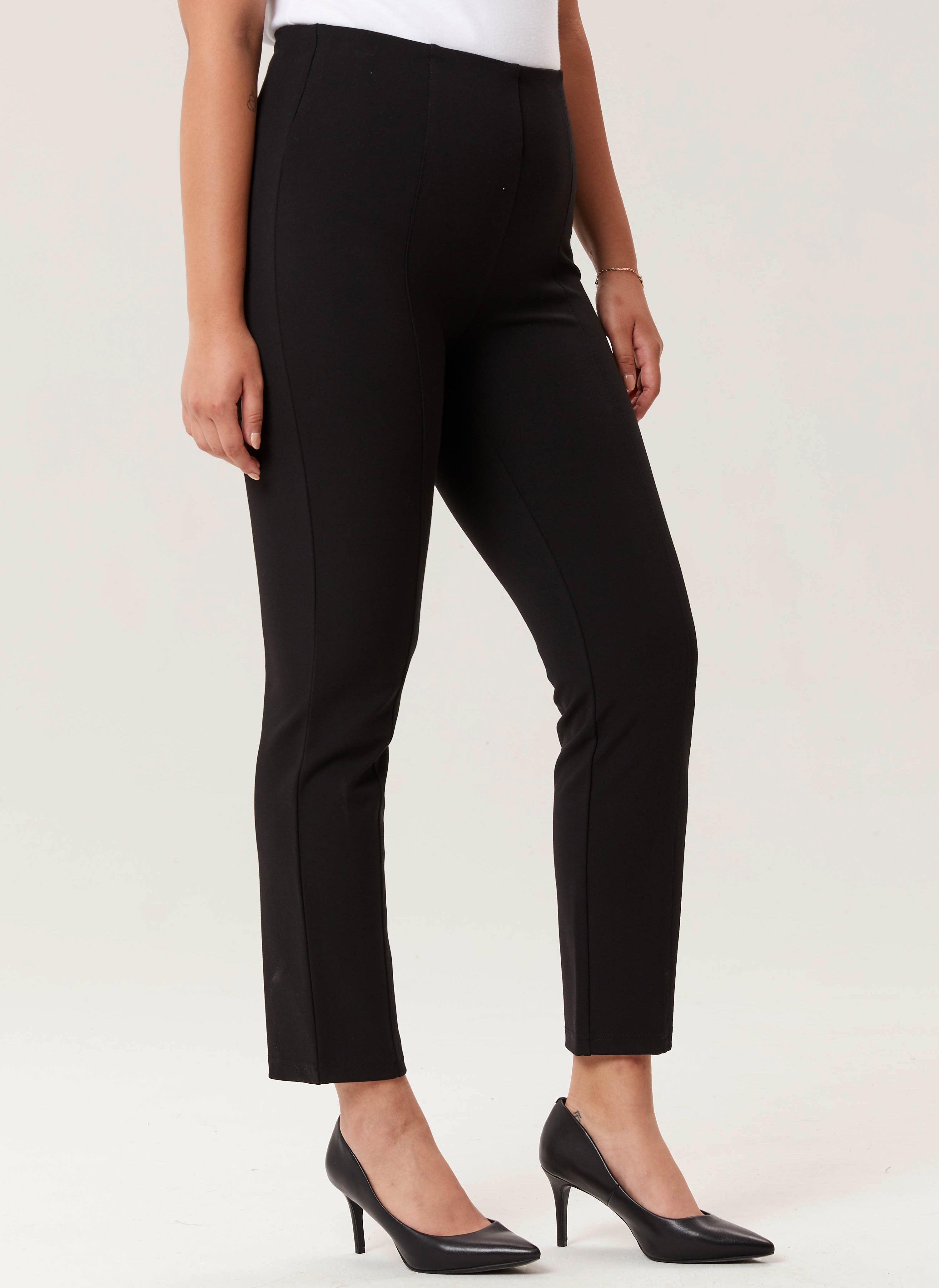 Pantalon slim noir en tissu extensible, composé de 68% de rayonne, 27% de nylon et 5% de spandex,  de la collection Linea Domani chez Boutiques Marise.