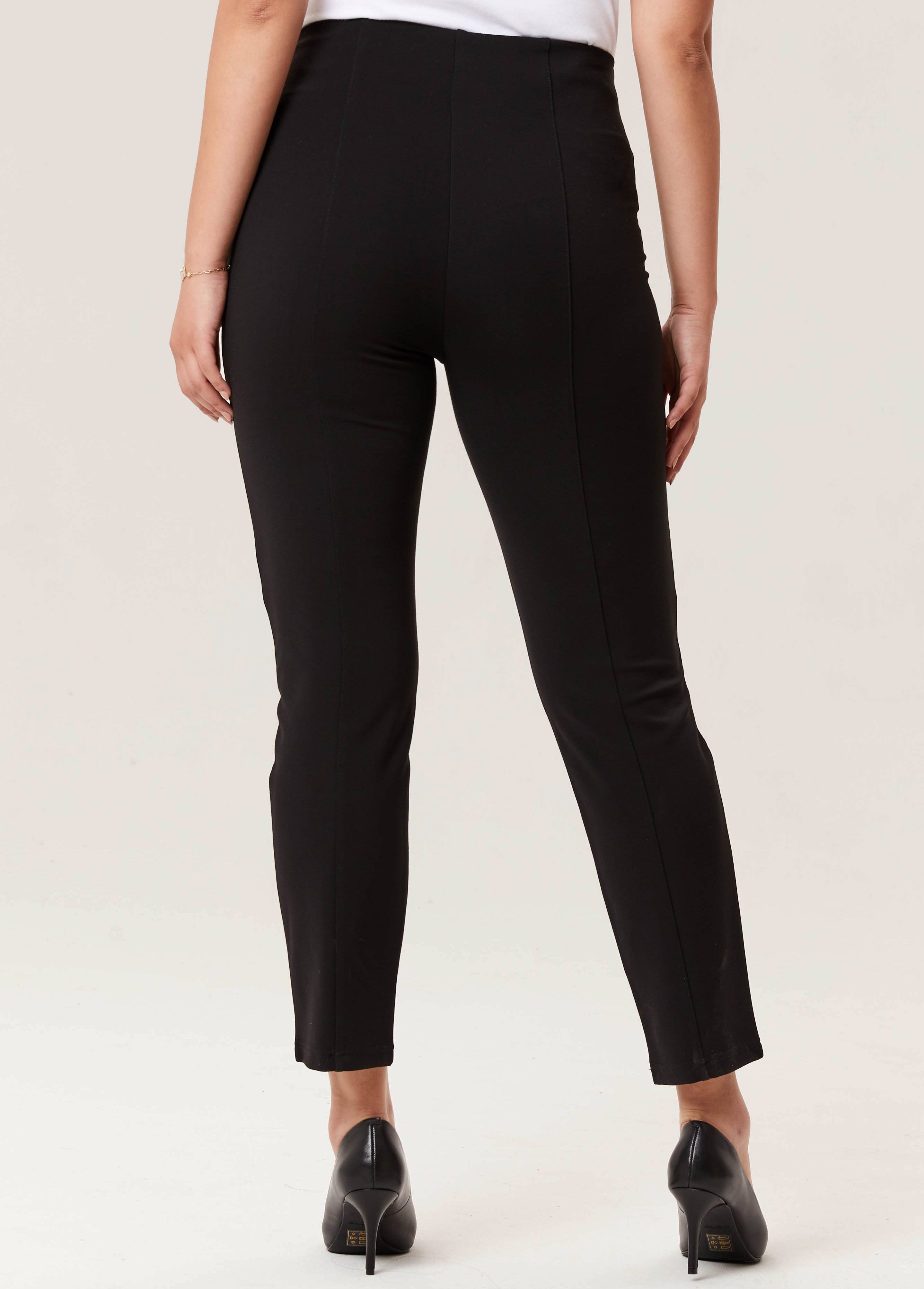 Pantalon slim noir en tissu extensible, composé de 68% de rayonne, 27% de nylon et 5% de spandex,  de la collection Linea Domani chez Boutiques Marise.